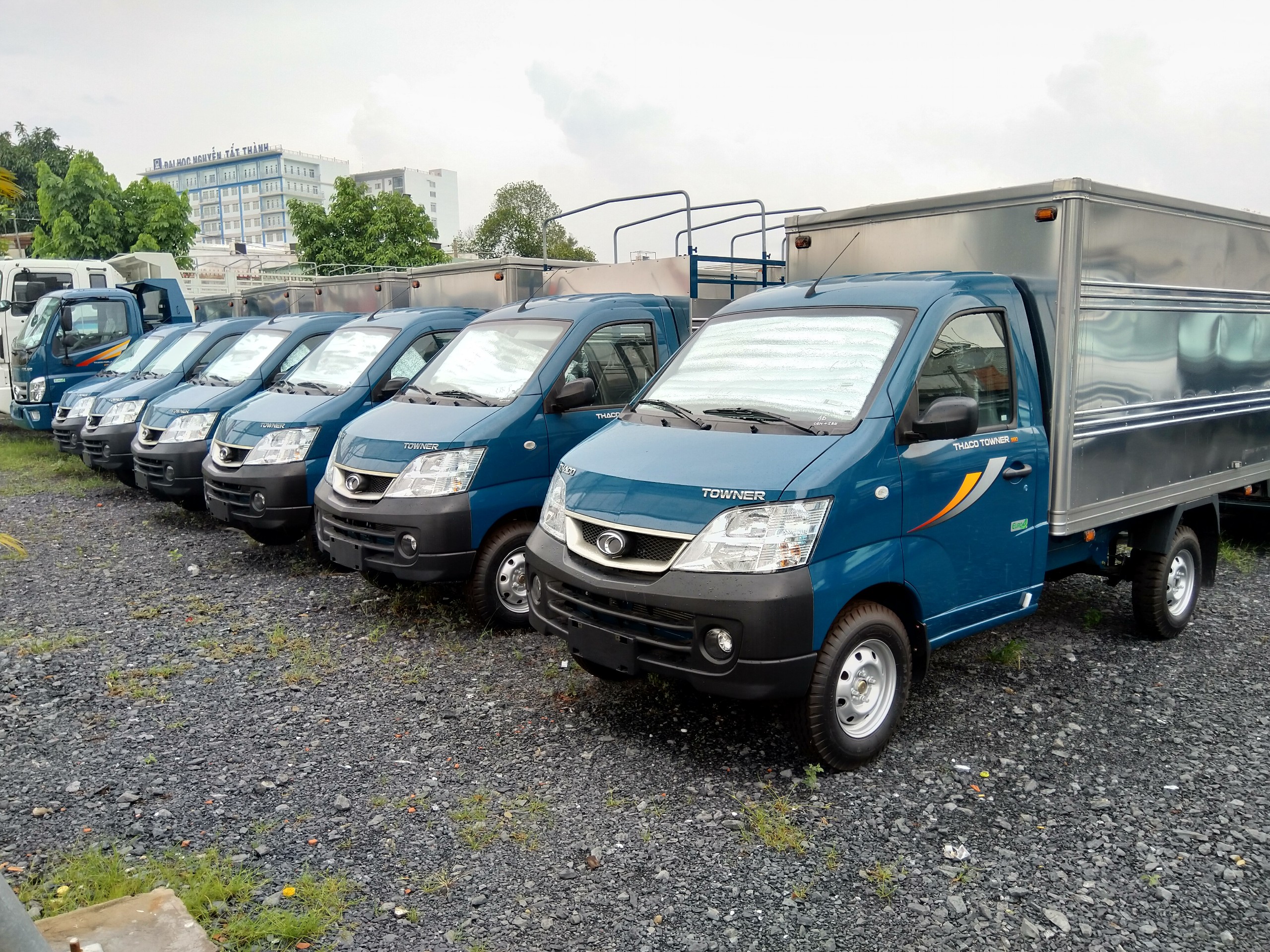 Xe tải Towner 990 thùng kín 